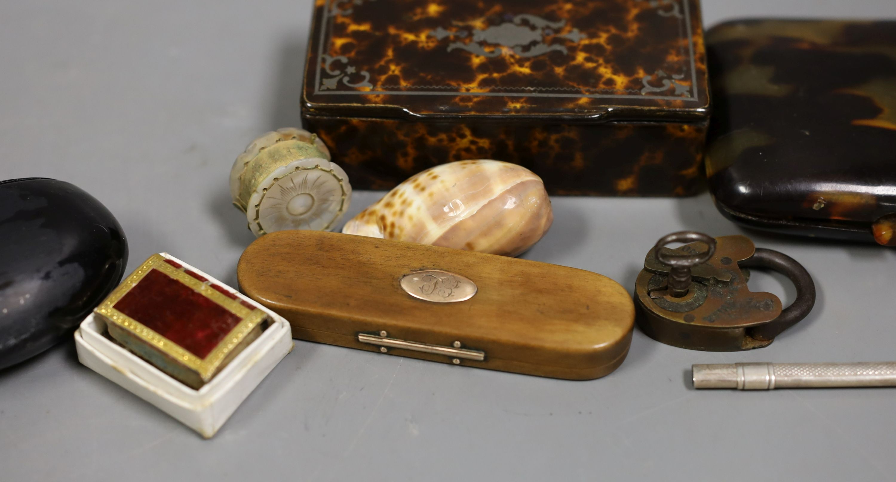 A quantity of various collectables to include a Victorian cased gilt metal etui a 9ct gold mounted boxwood toothpick case, various snuff boxes, miniature penknives, enamelled decanter labels etc.